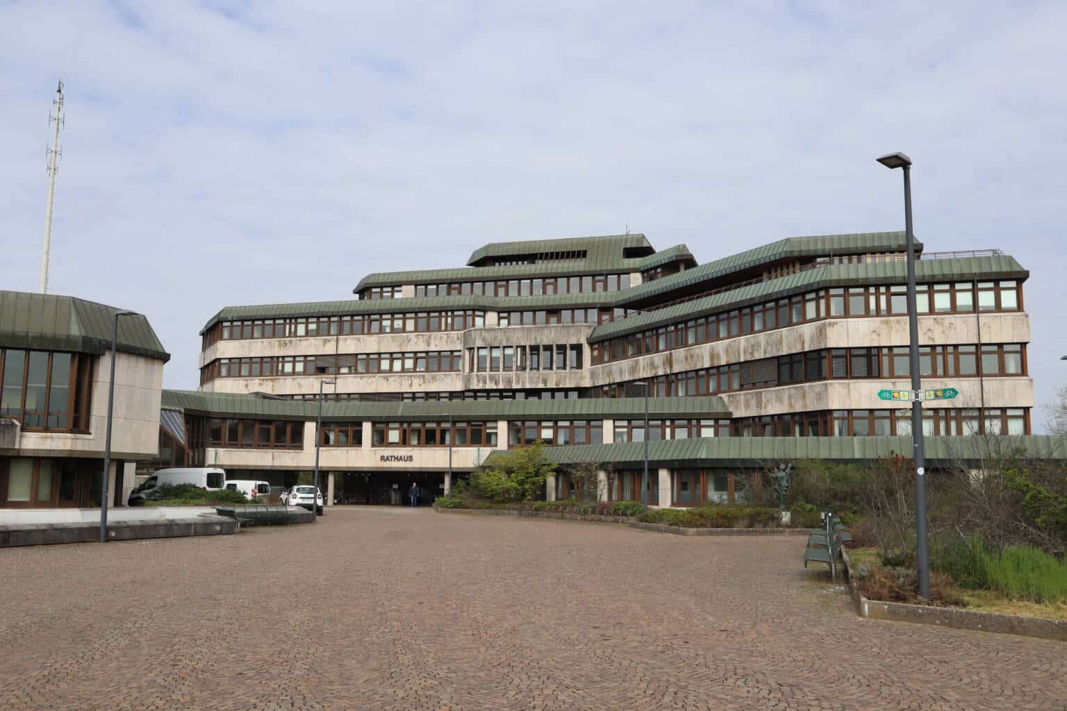 Vorderansicht des Rathausgebäudes der Stadt Homburg.